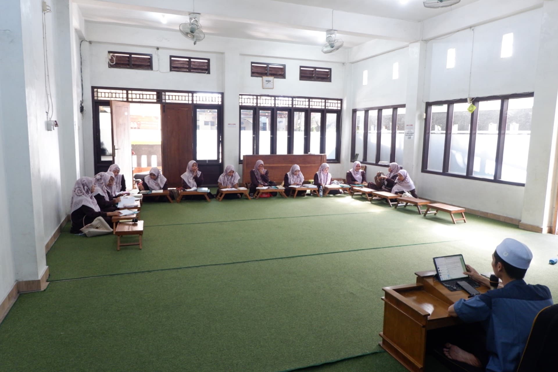 Semangatnya ibu-ibu mengaji di pagi hari