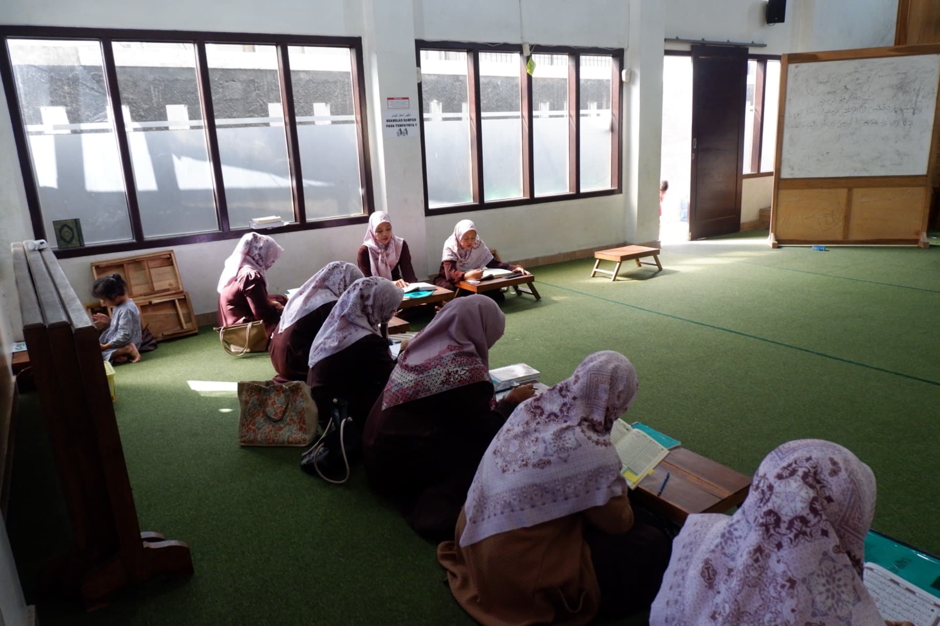 Semangatnya ibu-ibu mengaji di pagi hari — foto 1